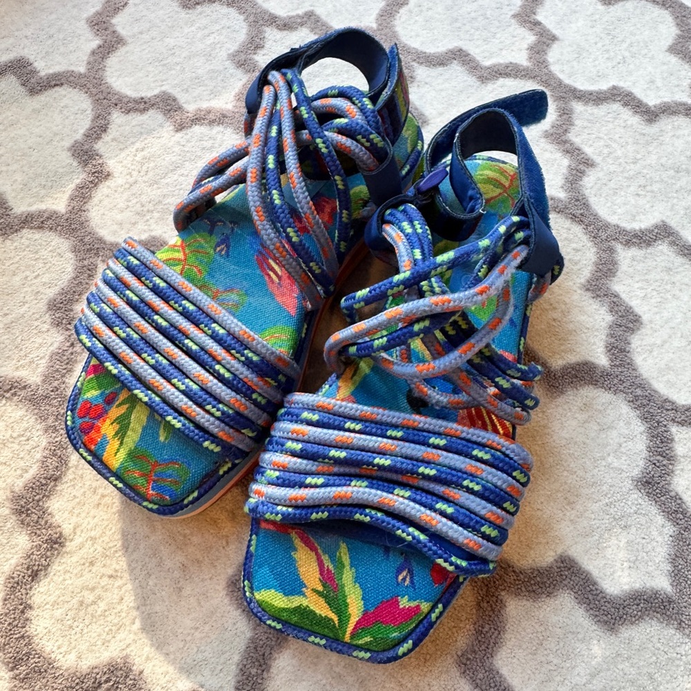 Farm Rio Macaw sandals size 7 blue